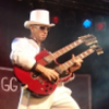 „Wer E-Gitarre spielt, muss sich nicht entscheiden, er kann alles haben. Zart und stark, funky und ruhig, rockig und melancholisch.“